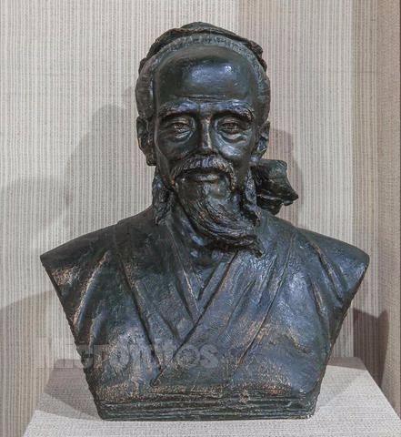 华佗铸铜肖像雕塑
