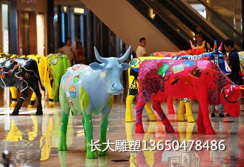 优质商场美陈玻璃钢彩绘牛雕塑