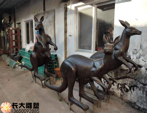 深圳铸铜袋鼠制作完成，等待安装