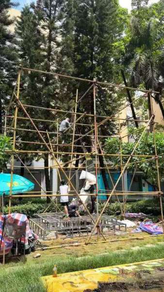 学校雕塑安装现场